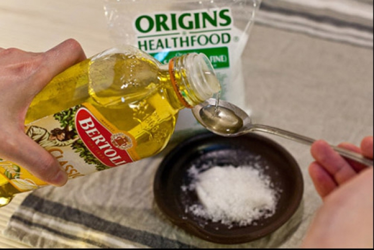 Adaugă ulei peste o cană de sare. E cel mai tare truc de frumuseţe