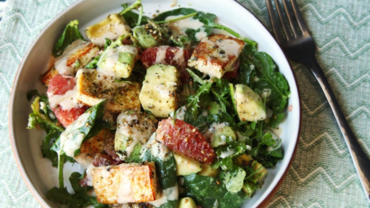 Salată cu tofu, grepfruit şi avocado: un deliciu vegetarian căruia nu-i poţi rezista!