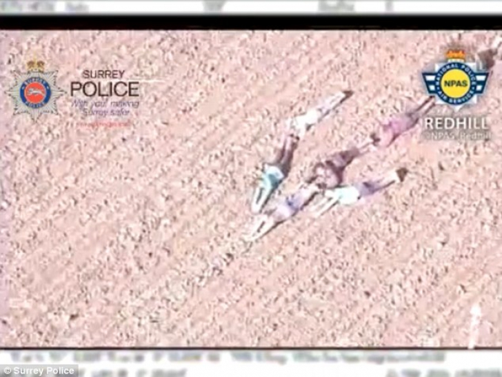 Elicopterul poliției survola câmpul când a văzut ce făceau copii, la sol. Au urmat săgeata și..