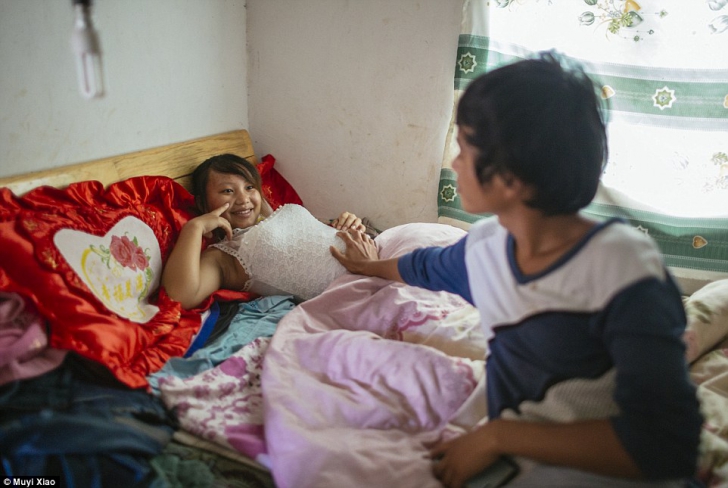 Miresele minore ale Chinei. Ce se întâmplă cu fetele căsătorite și însărcinate la 13 ani