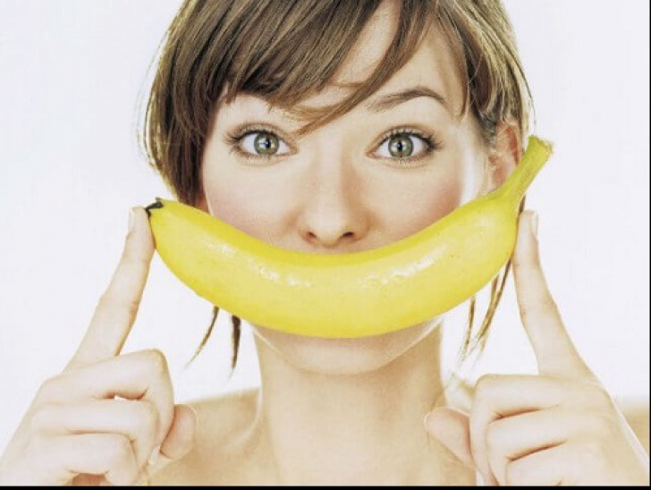Ce se întâmplă dacă aplici două felii de banane sub ochi. Nu te mai recunoști în oglindă