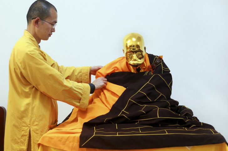 Au mumificat un călugăr budist și l-au învelit în foiță de aur. Acum atrage turiștii ca un magnet