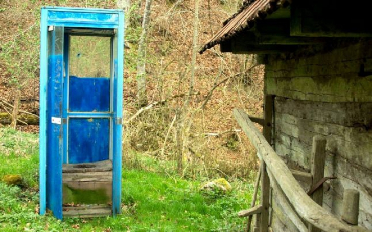 Românii, cei mai ingenioşi! Satul din România care uimeşte: WC în curte, dar aşa n-ai mai văzut!