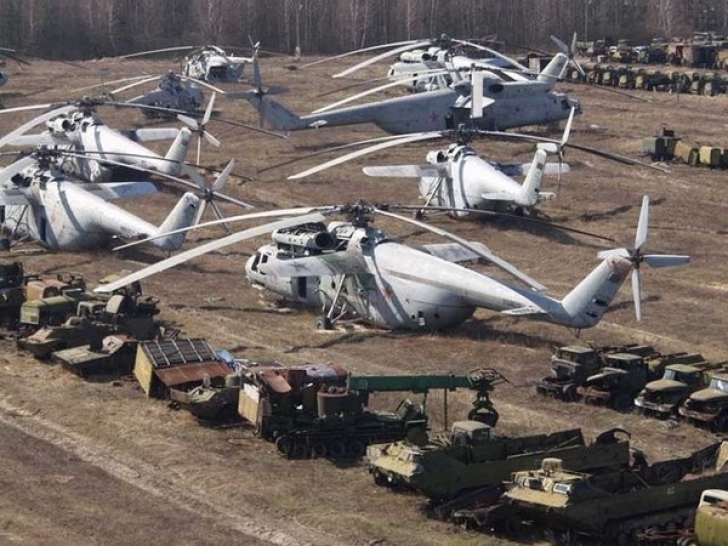 Imagini post-apocaliptice cu vehiculele militare contaminate lăsate în urmă la Cernobîl