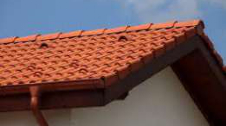Trei constructori din Bihor au făcut un acoperiş nou. La final, au fost arestaţi: care e motivul