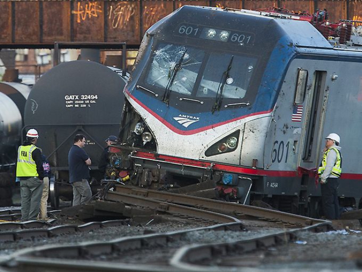 Accident feroviar în SUA. Un tren de pasageri a deraiat. Cel puţin doi morţi, zeci de răniţi