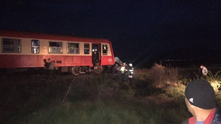 Accident cumplit în apropiere de Braşov: maşină lovită în plin de tren. Şoferul a murit