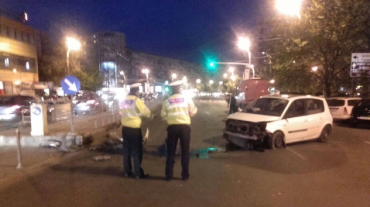 Accident în Bucureşti: un autoturism s-a izbit de un refugiu de tramvai. Două persoane, rănite