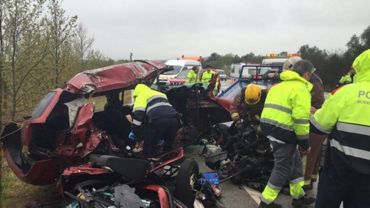 Accident cumplit. Şapte morţi în urma unei coliziuni dintre un autoturism Dacia şi un Volkswagen