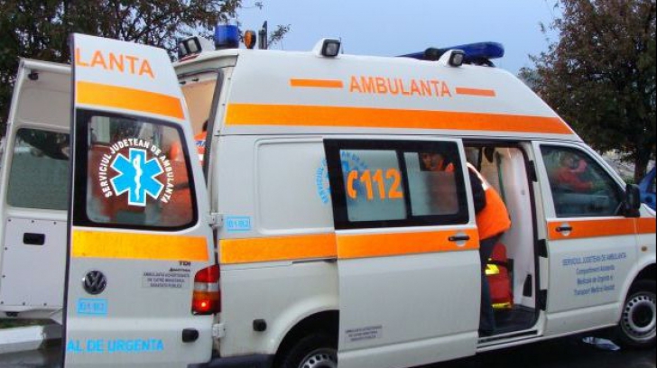 Tragedie în Suceava! Un bărbat a murit după ce a fost lovit de mașină pe trotuar. Fiul său, rănit