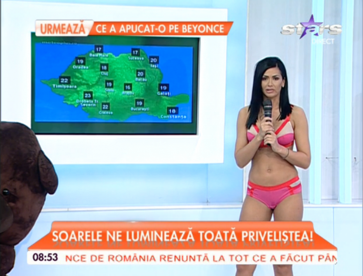 O frumoasă crainică TV din România a prezentat ştirile în costum de baie, aproape dezbrăcată