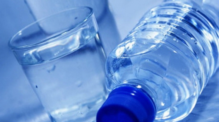 Descoperire șocantă! Ce se întâmplă dacă un om care are 75 de kg bea peste 6 litri de apă o dată? 