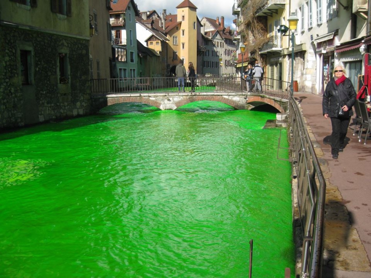 Nu e Photoshop! Mai multe râuri au devenit complet verzi peste noapte. Care e explicaţia
