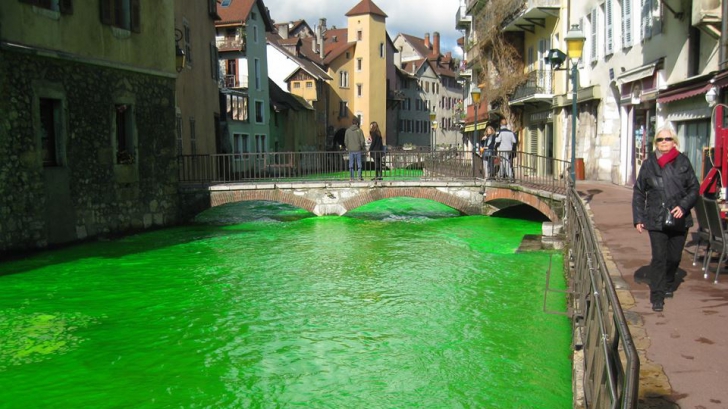 Nu e Photoshop! Mai multe râuri au devenit complet verzi peste noapte. Care e explicaţia