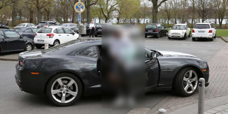 Un şmecher cu Aston Martin a lovit un tramvai şi a rănit un om. Poliţia, ŞOCATĂ când a văzut şoferul