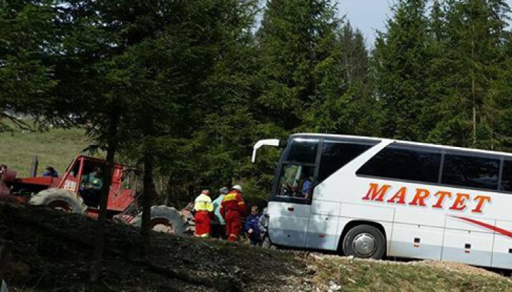Autocar cu turişti români, rămas SUSPENDAT în aer pe Transrarău. "Un 'dorelism' de zile mari"
