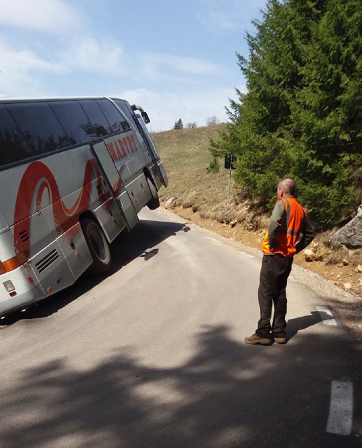 Autocar cu turişti români, rămas SUSPENDAT în aer pe Transrarău. "Un 'dorelism' de zile mari"