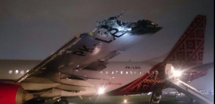 Două avioane s-au ciocnit la sol. Zeci de pasageri, evacuați urgent