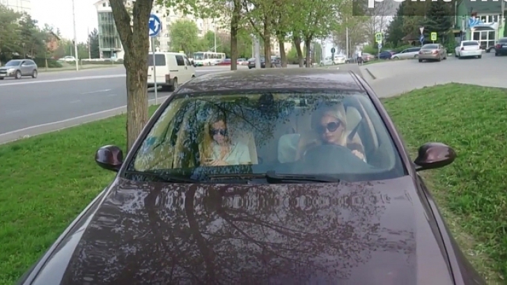Imagini fabuloase! Două blonde din Chișinău, filmate cum merg cu BMW-ul pe trotuar