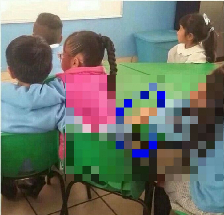 Detaliul unei poze virale. Copiii se îmbrățișează, dar, INCREDIBIL: ce face băiețelul pe la spate? 