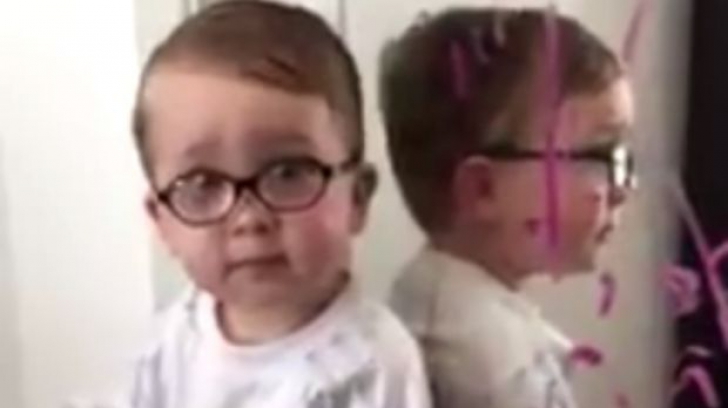 E adorabil: cum reacţionează un băieţel de doi ani după o boacănă. Pe cine dă vina - VIDEO