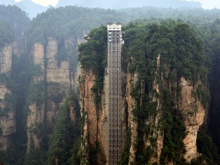 Cum arată cel mai înalt ascensor din lume. Imagini care-ți taie răsuflarea