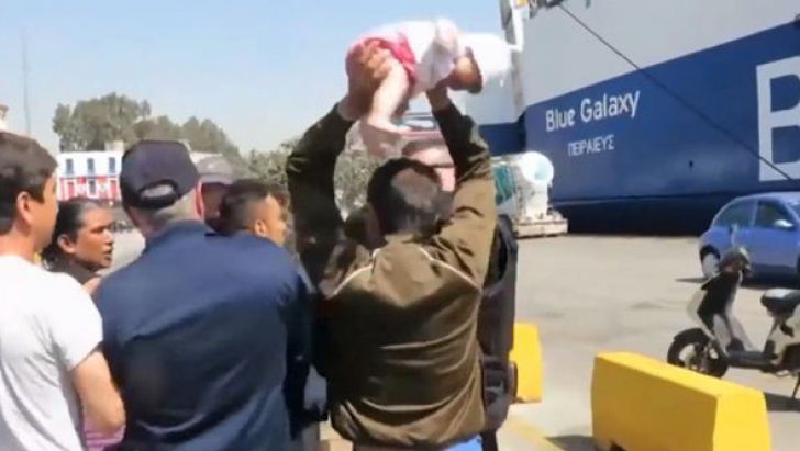 Scene de groază! Un imigrant a vrut să-și arunce bebelușul în polițiști