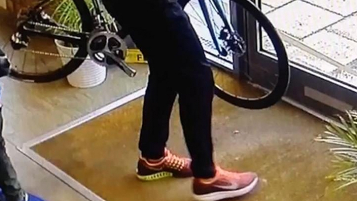 A furat o bicicletă dintr-un magazin. Câteva secunde mai târziu a descoperit ceva șocant la ea