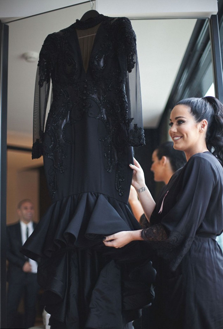 Mireasa în negru. Iată rochia superbă care a spart tiparele nunților și a uimit internetul