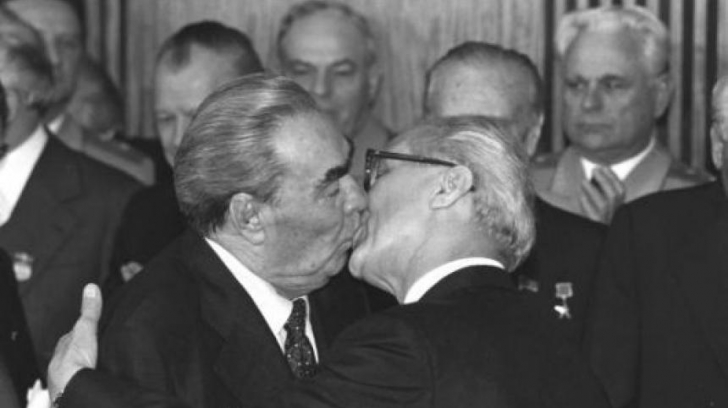 Sărutul istoric dintre aceşti doi lideri politici a şocat lumea în 1979: "Dumnezeu să mă ajute să.."