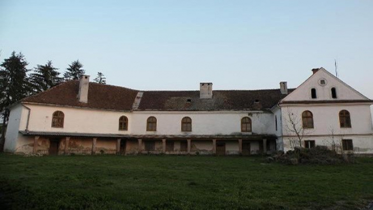 Doi tineri au cumpărat un castel în Transilvania cu preţul unui apartament în Capitală. Ce a urmat