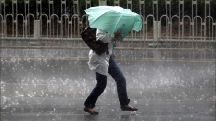 Informare meteo de ploi în toată ţara: vremea se răceşte. Lapoviţă şi ninsori la munte