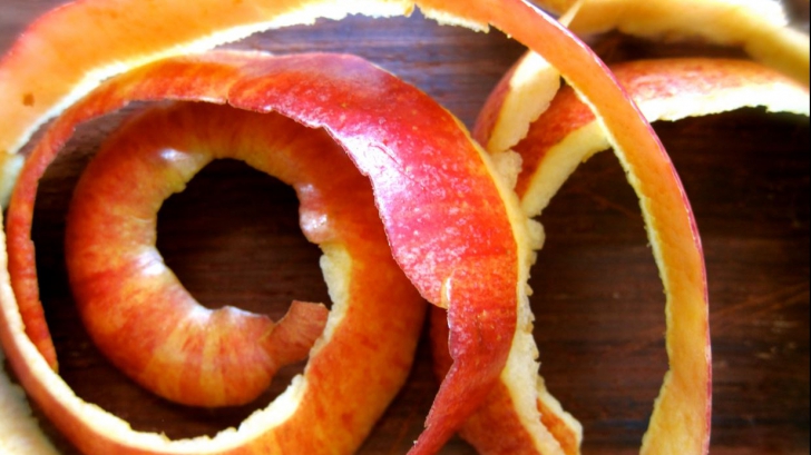 Ce se întâmplă dacă ții o cură cu coji de măr sau portocală. Efectele sunt miraculoase