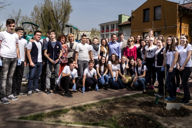 Robert Negoiţă și elevii şcolii gimnaziale "Nicolae Labiş" au plantat 20 de copaci într-un miniparc