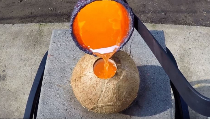 A turnat cupru topit într-o nucă de cocos. Rezultatul l-a lăsat fără cuvinte
