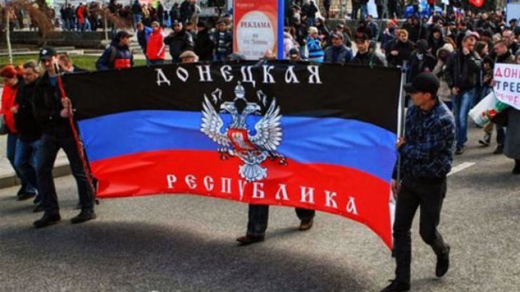 10.000 de oameni defilează pentru a marca doi ani de la proclamarea Republicii Populare din Donețk