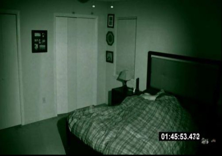 Își găsea dormitorul răvășit în fiecare dimineață și a montat o cameră. Când a văzut imaginile...
