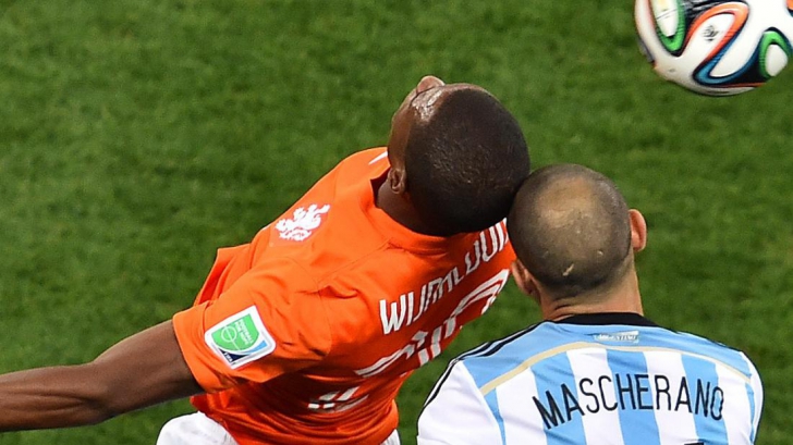 FIFA, somată să studieze dacă leziunile cerebrale ale fotbaliştilor au legătură cu loviturile la cap