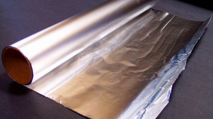 Patru întrebuinţări inedite ale foliei de aluminiu. Cum îţi ascuţi foarfecele cu ajutorul ei