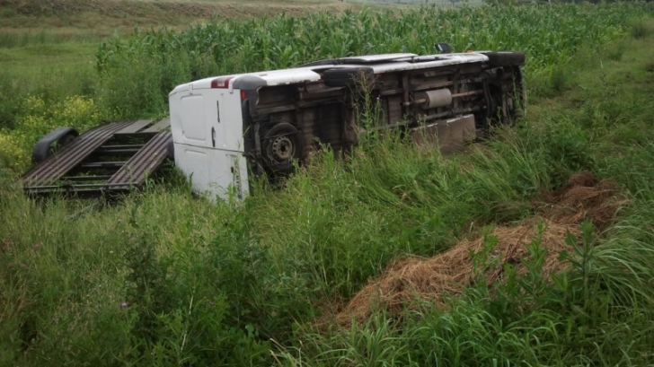 Un microbuz s-a răsturnat la Suceava: Şapte persoane, transportate la spital