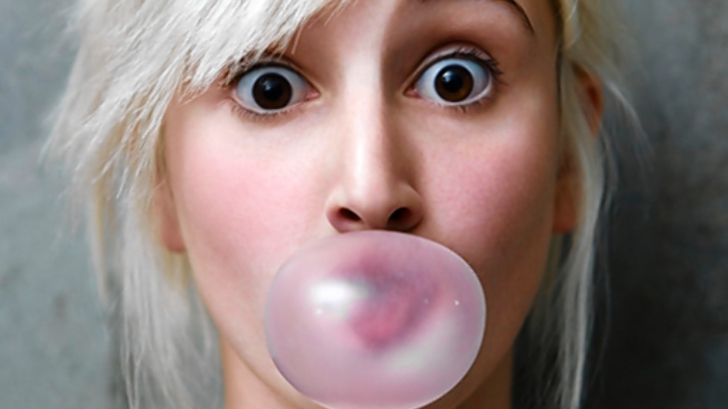 Descoperire despre guma de mestecat din magazinele româneşti. La ce riscuri te supui când o mesteci
