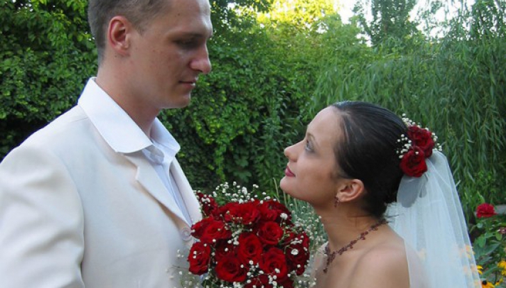 Un cuplu din Kazahstan a recreat fotografiile din ziua nunții de acum 10 ani