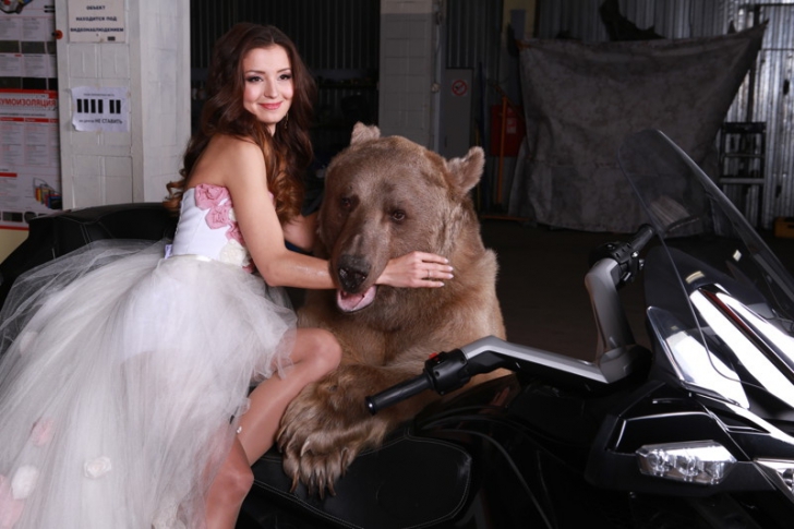Această tânără a dorit o şedinţă foto cu un urs viu. Ce a urmat ete şocant!
