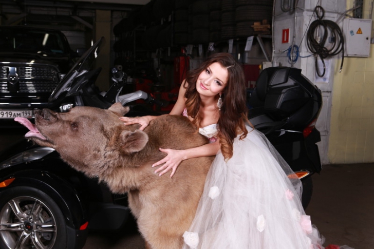 Această tânără a dorit o şedinţă foto cu un urs viu. Ce a urmat ete şocant!