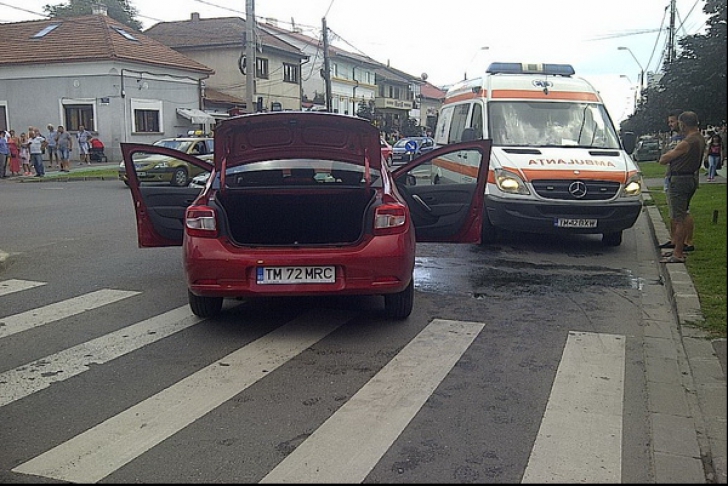 Accident în lanț: coliziune între trei mașini și un autobuz. A fost nevoie de intervenția ambulanței