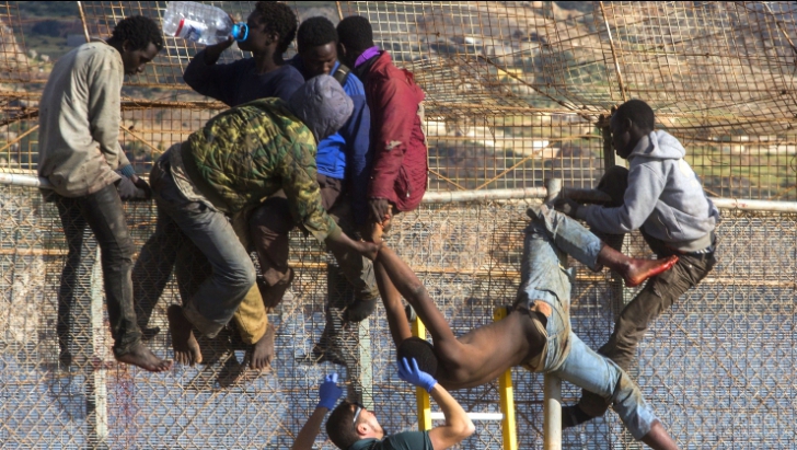 În jur de 50 de migranți au încercat să forțeze frontiera cu Franța dinspre Italia