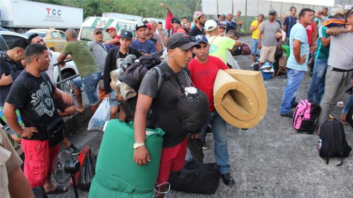 Peste 1.000 de imigranţi au trecut cu forţa din Panama în Costa Rica, în drumul spre SUA