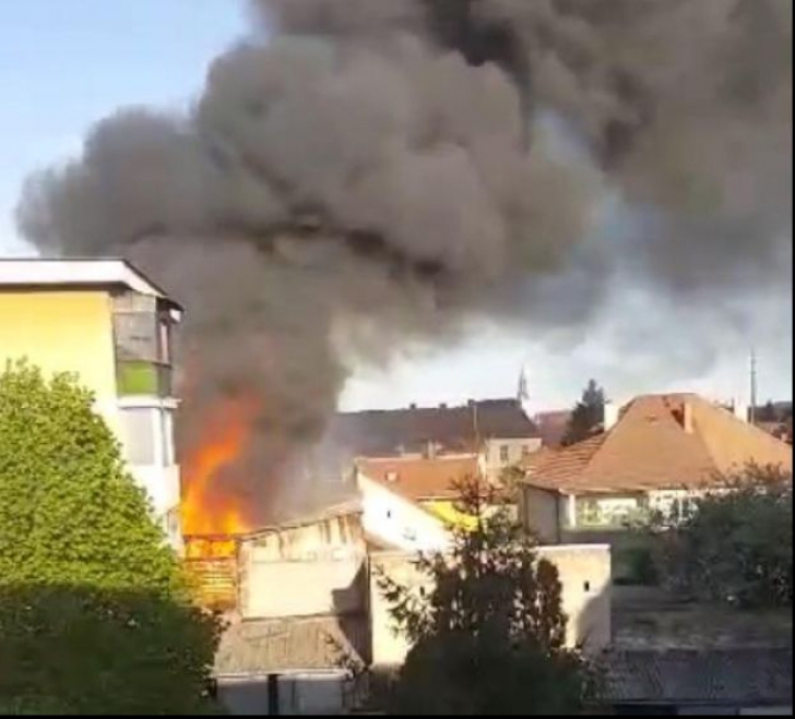 Incendiu de proporții la Arad. Pompierii s-au luptat cu flăcări de peste 20 de metri