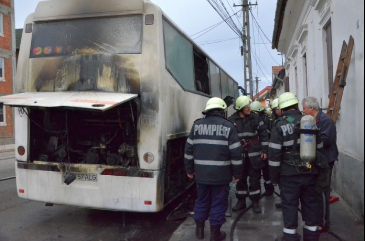 Un autobuz cu pasageri a luat foc la ieșirea din Sibiu