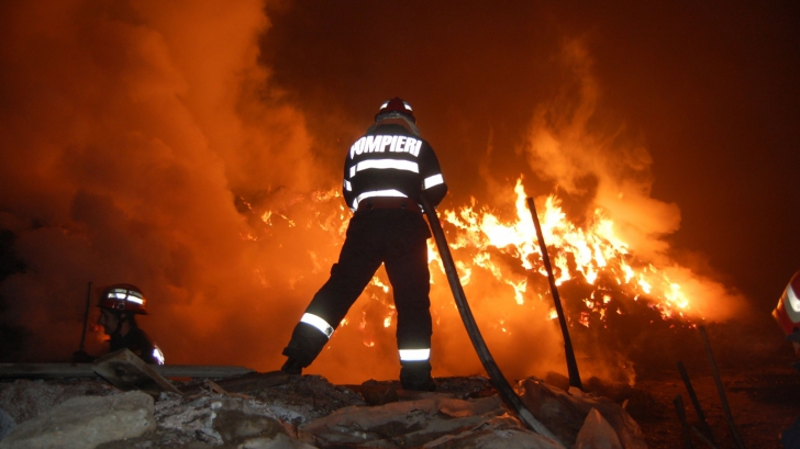 O biserica de lemn din Suceava, distrusă în urma unui incendiu puternic